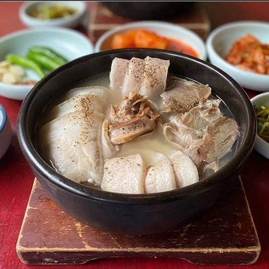 엄용백돼지국밥은 국물이 진한 밀양식 국밥과 맑은 국물인 부산식 국밥으로 선택해서 주문할 수 있다.(엄용백돼지국밥 제공)