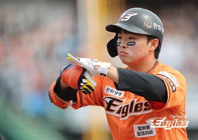 한화 문현빈이 3월 31일 대전 KT전에서 안타를 친 뒤 세리머니를 펼치고 있다. 사진=한화 제공