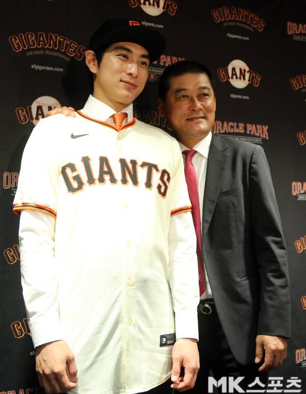 이정후(왼쪽)와 이종범 코치. 사진=김재호 특파원