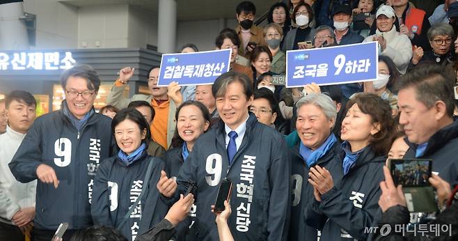 [익산=뉴시스] 김얼 기자 = 조국 조국혁신당  대표가 30일 전북 익산시 익산역을 방문해 기자회견을 열고 질의에 답변하고 있다. 2024.03.30. pmkeul@newsis.com /사진=김얼