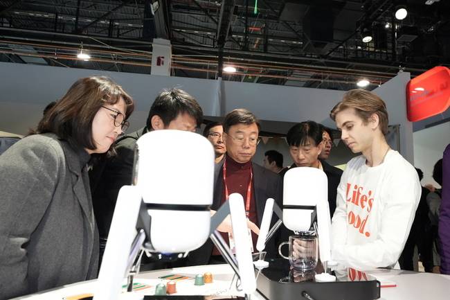지난 1월 CES 2024 전시회를 둘러 보는 성남시 대표단. / 사진제공=성남시