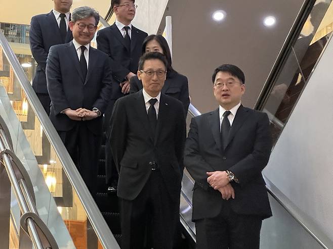 이우현(오른쪽) OCI그룹 회장이 1일 오전 서울 신촌세브란스병원 장례식장에 마련된 고 조석래 효성그룹 명예회장 빈소를 찾았다. [공동취재단]