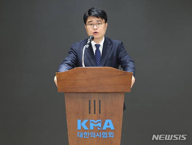 [서울=뉴시스] 김진아 기자 = 42대 대한의사협회 회장에 당선된 임현택 대한소아청소년의사회장이 지난달 26일 서울 용산구 대한의사협회 회관에서 열린 제42대 대한의사협회 회장 선거 결선 개표에서 당선소감을 밝히고 있다. 2024.03.26. bluesoda@newsis.com