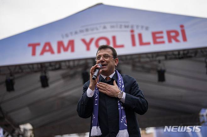 [이스탄불=AP/뉴시스] 튀르키예 지방선거에서 표심의 향방이 주요 5개 도시 모두 야당을 가리켰다. 선거 결과로 지지기반 다지기에 나선 레제프 타이이프 에르도안 튀르키예 대통령의 정의개발당(AKP)은 현재 제1야당 공화인민당(CHP)이 장악한 5대 도시를 탈환하는 데 실패했다. 사진은 에크렘 이마모을루 이스탄불 시장이 튀르키예 지방선거를 앞두고 지난달 21일(현지시각) 이스탄불에서 선거 유세를 하는 모습. 2024.04.01.