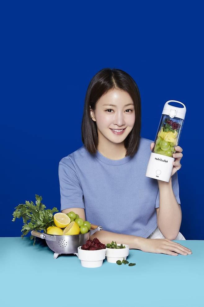 뉴트리불렛 전속 모델 배우 이시영이 신제품&nbsp;‘뉴트리불렛 휴대용 미니 블렌더’와 함께 포즈를 취하고 있다.&nbsp; &nbsp; 뉴트리불렛 제공
