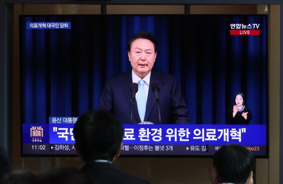 윤 대통령, 의료 개혁 대국민 담화 - 1일 오전 서울역 대합실에서 시민들이 의과대학 증원을 비롯한 의료 개혁과 관련한 윤석열 대통령의 대국민 담화를 시청하고 있다.  2024.4.1  연합뉴스
