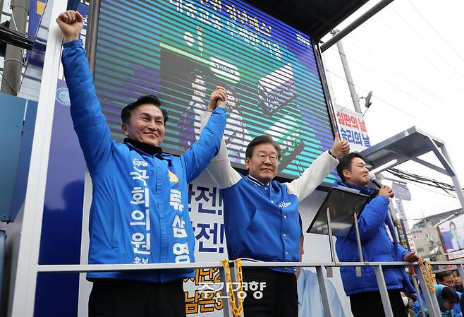 이재명 더불어민주당 대표가 3월 28일 서울 동작구 사당동에서 열린 류삼영 후보 지지 유세에서 류 후보와 함께 손을 들어 인사하고 있다. 박민규 선임기자