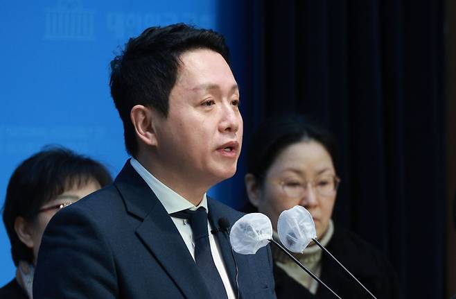 임태훈 전 군인권센터 소장이 지난 3월 4일 서울 여의도 국회 소통관에서 기자회견을 개최하고 더불어민주당의 위성정당인 더불어민주연합의 비례대표 후보에 지원한다고 밝혔다. 연합뉴스