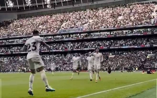 토트넘 홋스퍼는 1일 구단 공식 SNS 계정에 손흥민이 역전골을 터트린 순간을 영상에 담아 게시했다. 토트넘 주장 손흥민은 루턴 타운과의 잉글리시 프리미어리그 30라운드 홈경기에서 후반 막판 역전골을 터트리며 팀을 승리로 이끌었다. 손흥민 활약에 힘입어 토트넘은 승점 3점을 챙기면서 4위권 경쟁을 이어갔다. 경기가 끝나고 손흥민은 영국 공영방송 BBC가 선정한 프리미어리그 30라운드 이주의 팀에 뽑혔다. 토트넘 SNS