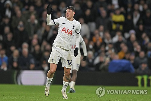 유럽 축구 이적시장 전문가 파브리치오 로마노 기자에 따르면 토트넘 홋스퍼는 세비야가 임대 영입한 아르헨티나 공격수 알레호 벨리스에게 충분한 출전 시간을 주지 않으면서 시즌 종료 후 바로 팀으로 복귀시킬 계획이다. 2003년생 유망주 벨리스는 아르헨티나 내에서 촉망 받는 공격수이다. 지난해 여름 이적시장 때 토트넘으로 이적한 벨리스는 겨울 이적시장을 통해 스페인 라리가 세비야로 임대 이적했지만 현재까지 3경기에 나와 23분만 소화했다. 연합뉴스