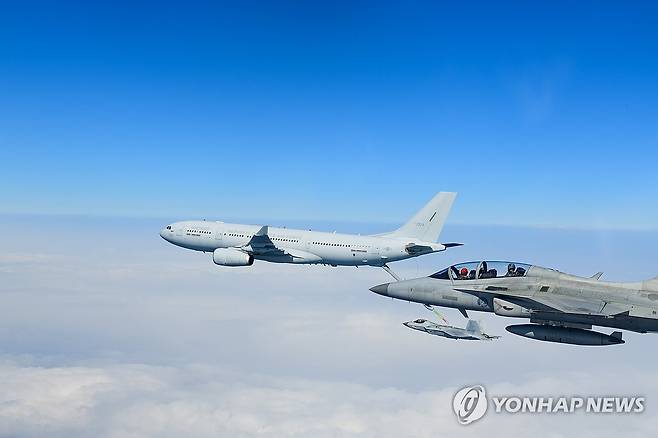 한국형전투기 KF-21, 원거리 작전 능력 확보 (서울=연합뉴스) 방위사업청은 지난달 19일 한국형전투기 KF-21 시제 5호기(단좌)가 사천 제3훈련비행단을 이륙 후 남해 상공에서 공중급유 비행에 성공, KF-21의 원거리 작전 능력을 확보했다고 밝혔다. 사진은 한국형전투기 시제 5호기. 2024.3.19 [방위사업청 제공. 재판매 및 DB 금지] photo@yna.co.kr