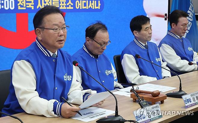 발언하는 김부겸 위원장 (서울=연합뉴스) 한상균 기자 = 1일 더불어민주당 여의도 당사에서 열린 중앙선거대책위원회의에서 김부겸 공동상임선대위원장이 발언하고 있다. 2024.4.1 xyz@yna.co.kr