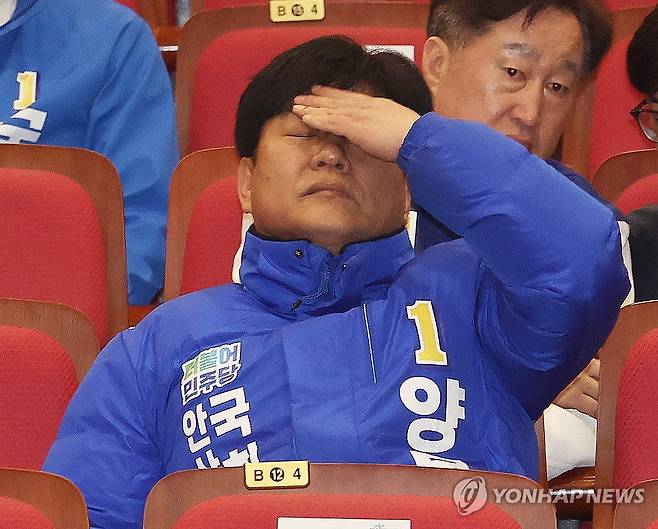 생각에 잠긴 양문석 후보 (서울=연합뉴스) 한종찬 기자 = 더불어민주당 양문석 경기 안산갑 후보가 17일 오전 서울 여의도 국회 의원회관에서 열린 제22대 총선 후보자 대회에 참석하고 있다. 2024.3.17 [공동취재] saba@yna.co.kr