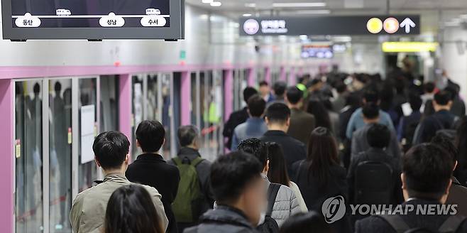 GTX-A 수서∼동탄 구간 이용한 시민들 (서울=연합뉴스) 박동주 기자 = 수도권 광역급행철도(GTX)-A 수서∼동탄 구간 개통 후 첫 평일인 1일 오전 서울 수도권 광역급행철도(GTX)-A 수서역에서 승객들이 열차에서 내려 이동하고 있다. 2024.4.1 pdj6635@yna.co.kr