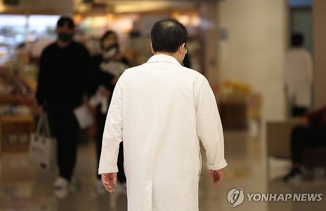 축 처진 어깨 (서울=연합뉴스) 김성민 기자