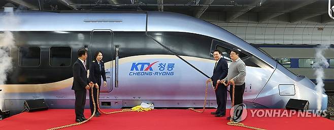 'KTX-청룡' 명명식 퍼포먼스 참여한 윤석열 대통령 (대전=연합뉴스) 홍해인 기자 = 윤석열 대통령이 1일 대전역 승강장에서 열린 차세대고속열차 명명식에서 열차 공식 명칭인 'KTX-청룡'을 알리는 퍼포먼스에 참여하고 있다. 2024.4.1 [대통령실통신사진기자단] hihong@yna.co.kr