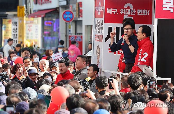 부산 북구 지원 나선 한동훈 비대위원장 (부산=연합뉴스) 한종찬 기자 = 국민의힘 한동훈 비상대책위원장 겸 총괄 선거대책위원장이 1일 부산 북구 덕천우리약국 앞에서 서병수(부산 북구갑) 후보, 박성훈(부산 북구을)의 지지를 호소하고 있다. 2024.4.1 saba@yna.co.kr