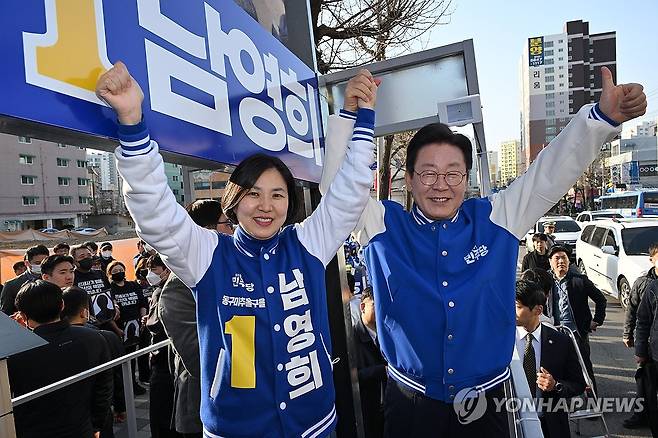 이재명 대표, 미추홀구 지원 유세 (인천=연합뉴스) 신준희 기자 = 더불어민주당 이재명 대표가 1일 인천 미추홀구 용현시장 앞에서 남영희 후보 지원유세를 하고 있다. 2024.4.1 [공동취재] hama@yna.co.kr