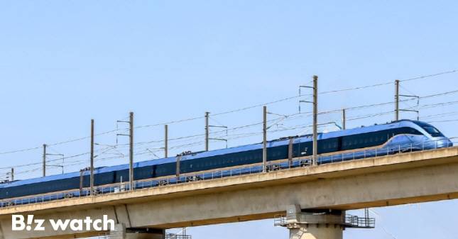 교량 위를 시험운행 중인 신형 고속열차 'KTX-청룡'/사진=코레일 제공