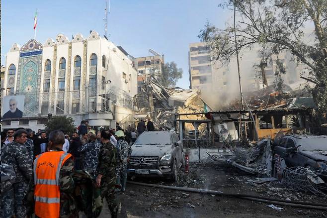 시리아 수도 다마스쿠스의 이란 대사관 별관 건물이 이르사엘의 미사일 공격으로 산산조각이 났다. (사진=AFP)