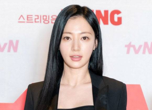 배우 송하윤 측이 자신에 대한 학교폭력 의혹 제기에 사실무근이라며 반박했다. 사진은 tvN 새 월화드라마 ‘내 남편과 결혼해줘’ 제작발표회에서 포즈를 취하고 있는 송 씨의 모습. (사진=뉴시스)