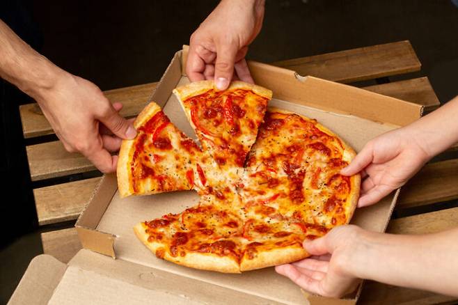 낮 기온이 20°C에 육박하는 날이 점차 늘고 있다. 피자 등 테이크아웃 음식을 남길 경우 특히 위생에 조심해야 한다. 음식을 여기저기 손으로 만지지 않는 게 좋고,  음식을 산 지 2시간 안에 냉장 보관해야 한다. 나중에 먹을 땐 음식 전체가 74°C 이상 되게 '고루' 데워야 한다. 냉장 보관도 이틀을 넘기지 않는 게 좋다. [사진= 게티이미지뱅크]