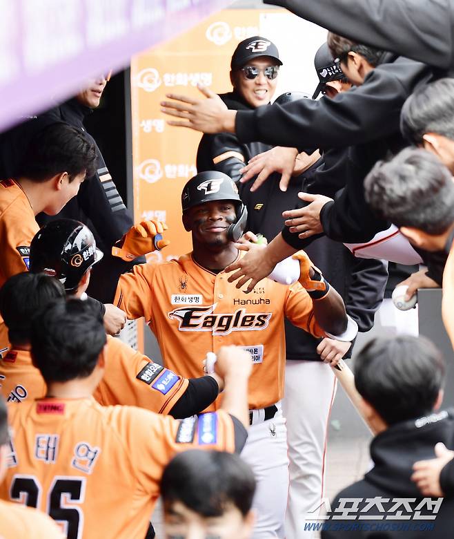 한화의 불꽃 타선. 3회 투런홈런을 날린 페라자.