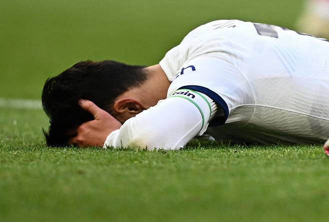 손흥민을 향한 억지 주장이 등장했다. 엄청난 득점 기록에도 불구하고 그가 아직도 잉글랜드 프리미어리그(EPL) 레전드가 아니라는 주장이었다. 영국 프로그램 토크스포츠에 출연한 앤디 타운센드는 2일(한국시각) 손흥민에 대한 질문을 받았다. 그는 손흥민이 레전드냐는 질문에 잠시 고민하더니 "그는 최고의 선수이자, 훌륭하다. 하지만 전설이라는 단어는 올바른 맥락에서만 사용해야 한다. 누군가는 대본에 그런 내용을 넣었는데 그것은 사실이 아니다. 내 생각에 손흥민은 토트넘의 훌륭한 선수이자, 지휘자이지만, 레전드는 아니다"라며 손흥민이 레전드는 아니라고 선을 그었다. 로이터연합뉴스