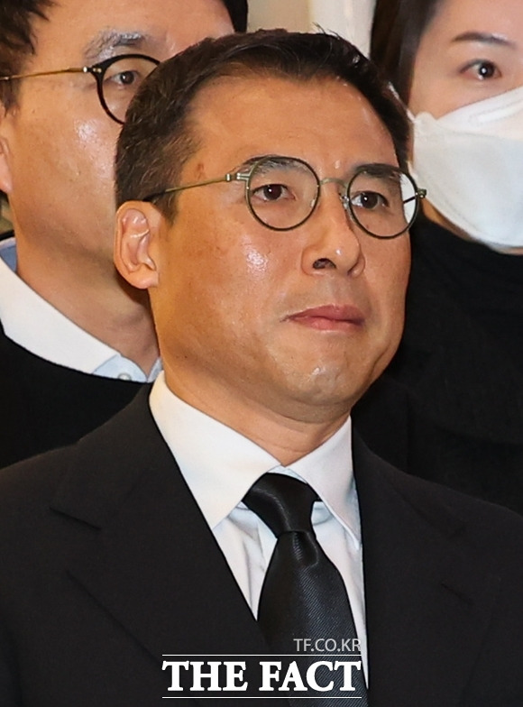 조현문 전 효성 부사장이 지난달 30일 서울 서대문구 신촌세브란스병원 장례식장에 마련된 아버지 고(故) 조석래 효성그룹 명예회장의 빈소로 향하고 있다. 유족 명단에서 제외된 조현문 전 부사장은 2일 오전 조석래 명예회장의 발인식에도 참석하지 않았다. /뉴시스