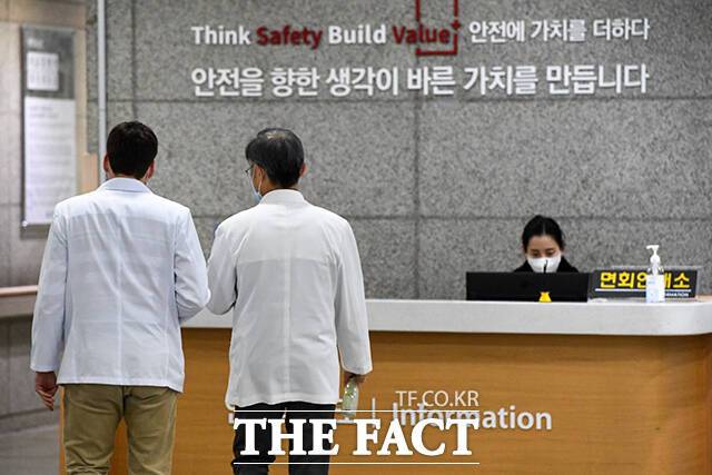 전국의과대학교수협의회(전의교협)가 2일 박단 대한전공의협의회(대전협) 비상대책위원장에게 "대통령을 아무 조건 없이 만나보라"고 제안했다. /장윤석 기자