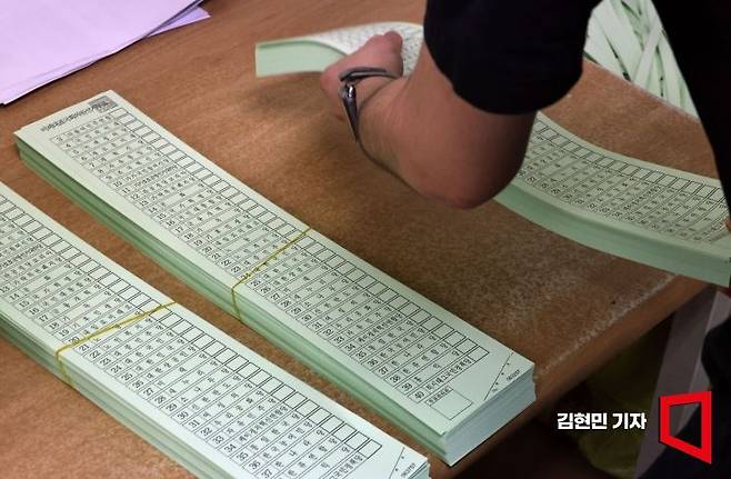 제22대 국회의원 선거를 앞둔 1일 경기 안양시 동안구의 한 인쇄업체에서 직원들이 투표용지를 인쇄하고 있다. 사진=김현민 기자 kimhyun81@