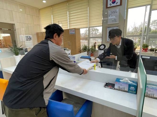 논산시 양촌면 주민이 충남경찰청에 백성현 논산시장에 대한 고발장을 접수하고있다. /비인도적 대량살상무기 생산업체 논산입주반대 시민대책위원회