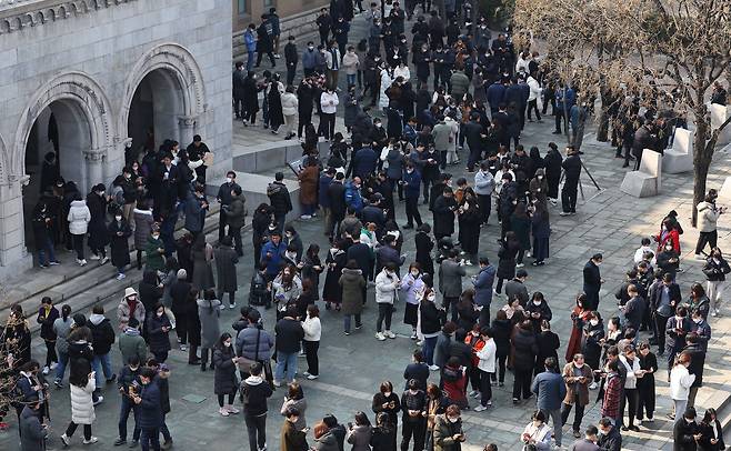 17일 점심시간 서울 중구 서울시립미술관 앞이 한 모바일 금융서비스 업체에서 진행하는 스마트폰 앱 홍보 이벤트에 참가하는 시민들로 붐비고 있다./연합뉴스