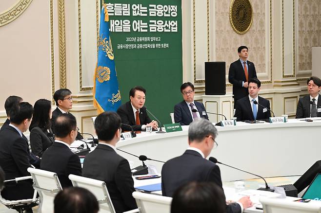 윤석열 대통령이 2023년 1월 30일 오후 청와대 영빈관에서 열린 2023년 금융위원회 업무보고에서 모두 발언을 하고 있다. 이날 윤 대통령은 '주인이 없는, 소유가 완전히 분산된 기업들'과 관련, "모럴해저드가 일어날 수 있는 경우에는 그 절차와 방식에 있어 공정하고 투명하게 해줘야 된다는 점에서 함께 고민을 해야 되겠다는 생각이 든다"고 말했다. (대통령실 제공/뉴스1