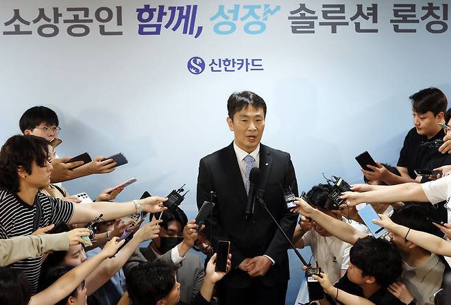 <YONHAP PHOTO-2493> 질문 답하는 이복현 금감원장     (서울=연합뉴스) 이지은 기자 = 이복현 금융감독원장이 17일 오전 서울 중구 신한카드 본사에서 열린 신한카드 '소상공인 함께, 성장 솔루션' 런칭 행사를 마친 뒤 취재진의 질문에 답하고 있다. 2023.7.17    jieunlee@yna.co.kr/2023-07-17 11:43:54/<저작권자 ⓒ 1980-2023 ㈜연합뉴스. 무단 전재 재배포 금지.>