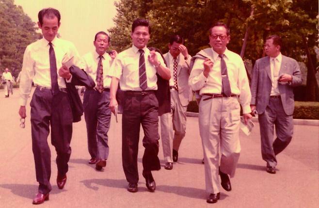 제면기 도입을 위해 일본을 방문했을 때의 사진.  (앞줄 맨 왼쪽 명성식품 오쿠이 사장, 앞줄 맨 오른쪽 삼양식품 전중윤 명예회장)./삼양식품