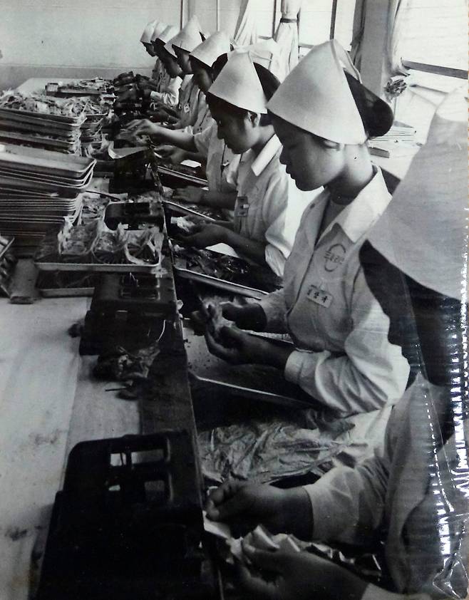 초창기 라면 생산과정 중 라면스프 포장 단계 사진./삼양식품