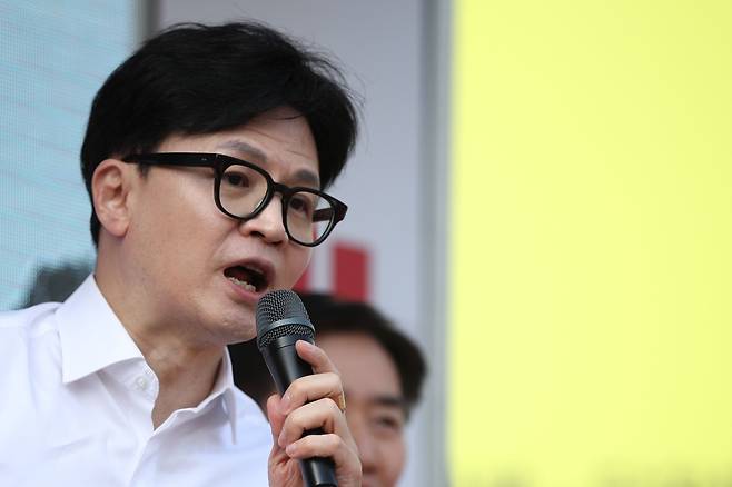 한동훈 국민의힘 비상대책위원장 겸 총괄 선거대책위원장이 2일 충남 당진전통시장 앞에서 정용선(충남 당진시) 후보에 대한 지지를 호소하고 있다. /연합뉴스