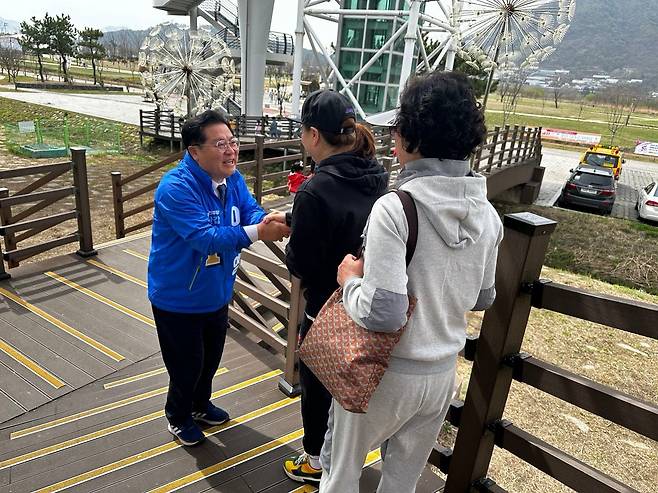 경남 양산갑에 출마한 이재영 더불어민주당 후보가 2일 양산 황산공원을 찾아 시민들과 인사하고 있다. /이준우 기자