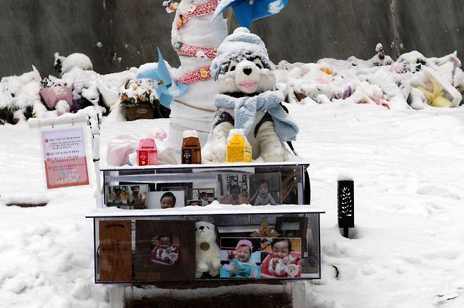 18일 경기도 양평군 하이패밀리 안데르센 공원묘원에서 양부모의 학대로 생후 16개월 만에 숨진 정인 양의 묘지가 눈으로 덮여 있다./연합뉴스