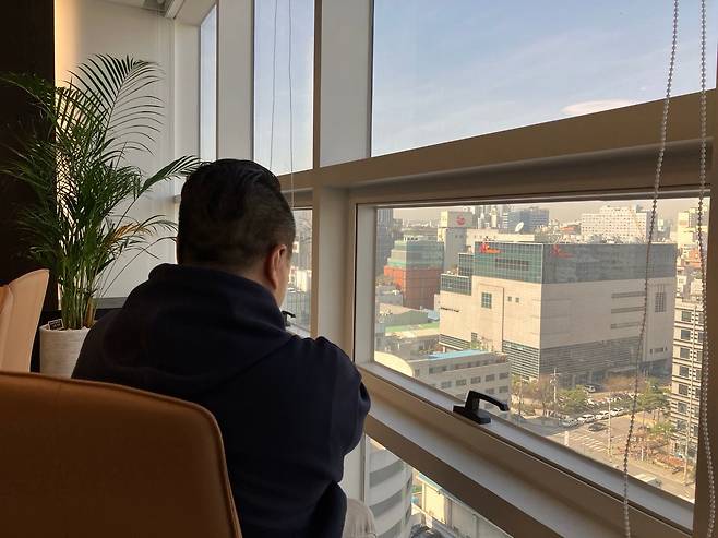 1일 서울 성수동에서 디딤이앤에프 최대주주 김상훈(46)씨가 착잡한 심경으로 창밖을 바라보고 있다. /오귀환 기자