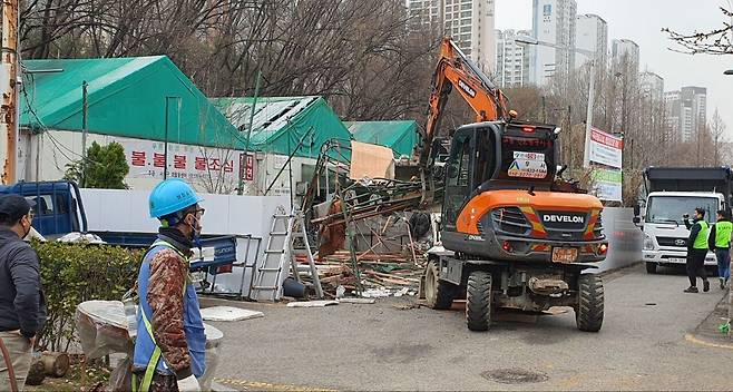 서울 서초구가 지난달 29~31일 시유지를 무단점거하고 운영해오던 고물상과 재활용센터를 철거했다. /서초구