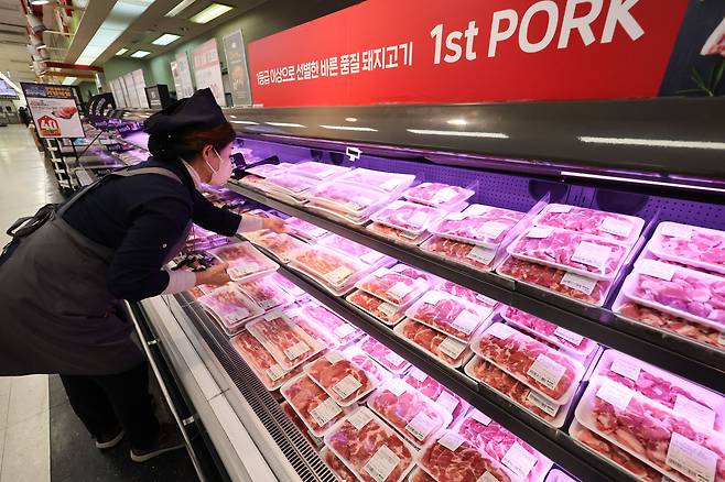서울 시내 한 대형마트에서 직원이 돼지고기를 진열하는 모습. /뉴스1
