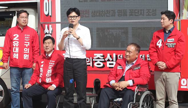 한동훈 국민의힘 비상대책위원장이 2일 오후 대전 유성구 지족역사거리 앞에서 열린 '국민의힘으로 유성살리기' 지원유세에서 윤소식 대전 유성갑 후보, 이상민 대전 유성을 후보와 함께 지지를 호소하고 있다. /뉴스1