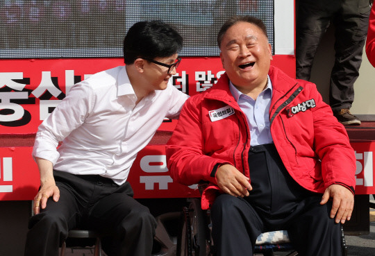 국민의힘 한동훈 비상대책위원장 겸 총괄 선거대책위원장과 이상민 후보가 2일 오후 대전 유성 침신대네거리에서 열린 '국민의힘으로 유성 살리기'유세에서 함께 웃고 있다. 연합뉴스