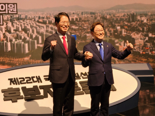 제22대 국회의원 선거 대전 서구을 후보자 토론회가 2일 TJB대전방송에서 열린 가운데 양홍규(왼쪽) 국민의힘 후보와 박범계 더불어민주당 후보가 토론회에 앞서 파이팅을 외치고 있다. 조은솔 기자
