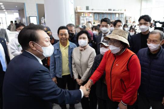 윤석열 대통령이 2일 충남 공주시 공주의료원을 찾아 시민들과 인사하고 있다. 대통령실 제공.