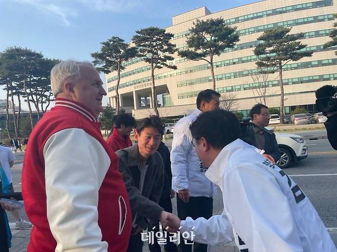 인요한 국민의미래 선거대책위원장과 김진모(청주서원) 후보가 1일 청주 충북대학교에서 학생과 인사를 나누고 있다. ⓒ데일리안 오수진 기자