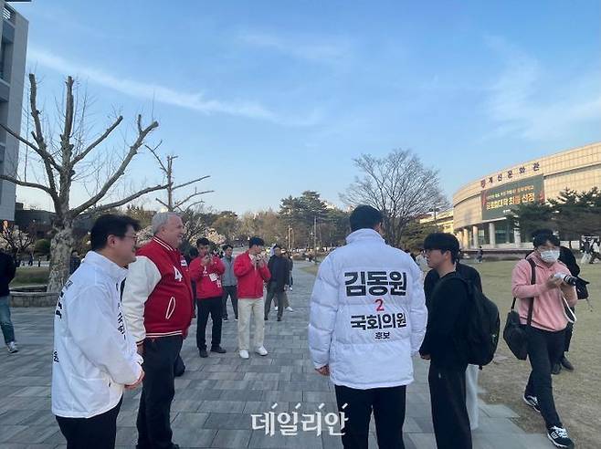 인요한 국민의미래 선거대책위원장과 김진모(청주서원)·김동원(청주흥덕) 후보가 1일 청주 충북대학교에서 학생과 대화를 나누고 있다. ⓒ데일리안 오수진 기자