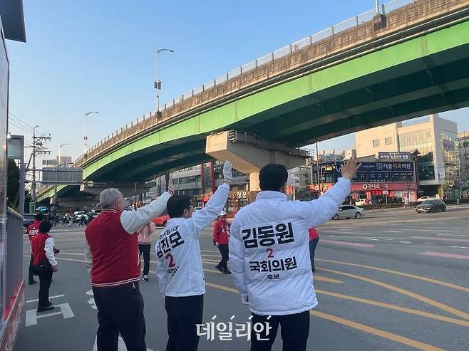 인요한 국민의미래 선거대책위원장과 김진모(청주서원)·김동원(청주흥덕) 후보가 1일 청주 충대병원 인근에서 시민들에게 손을 흔들고 있다. ⓒ데일리안 오수진 기자